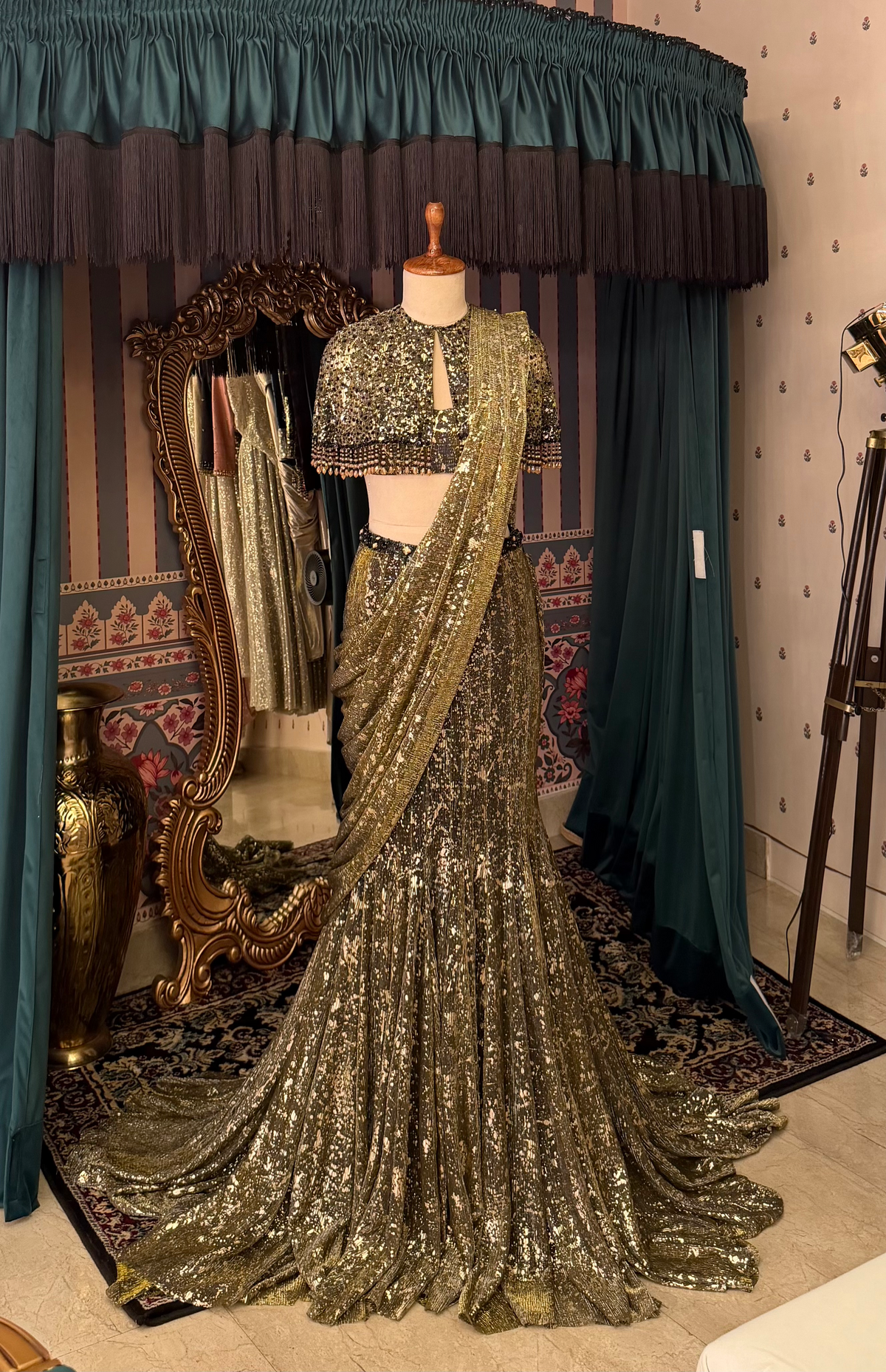Embroidered Short Cape With Fishtail Saree — image 2
