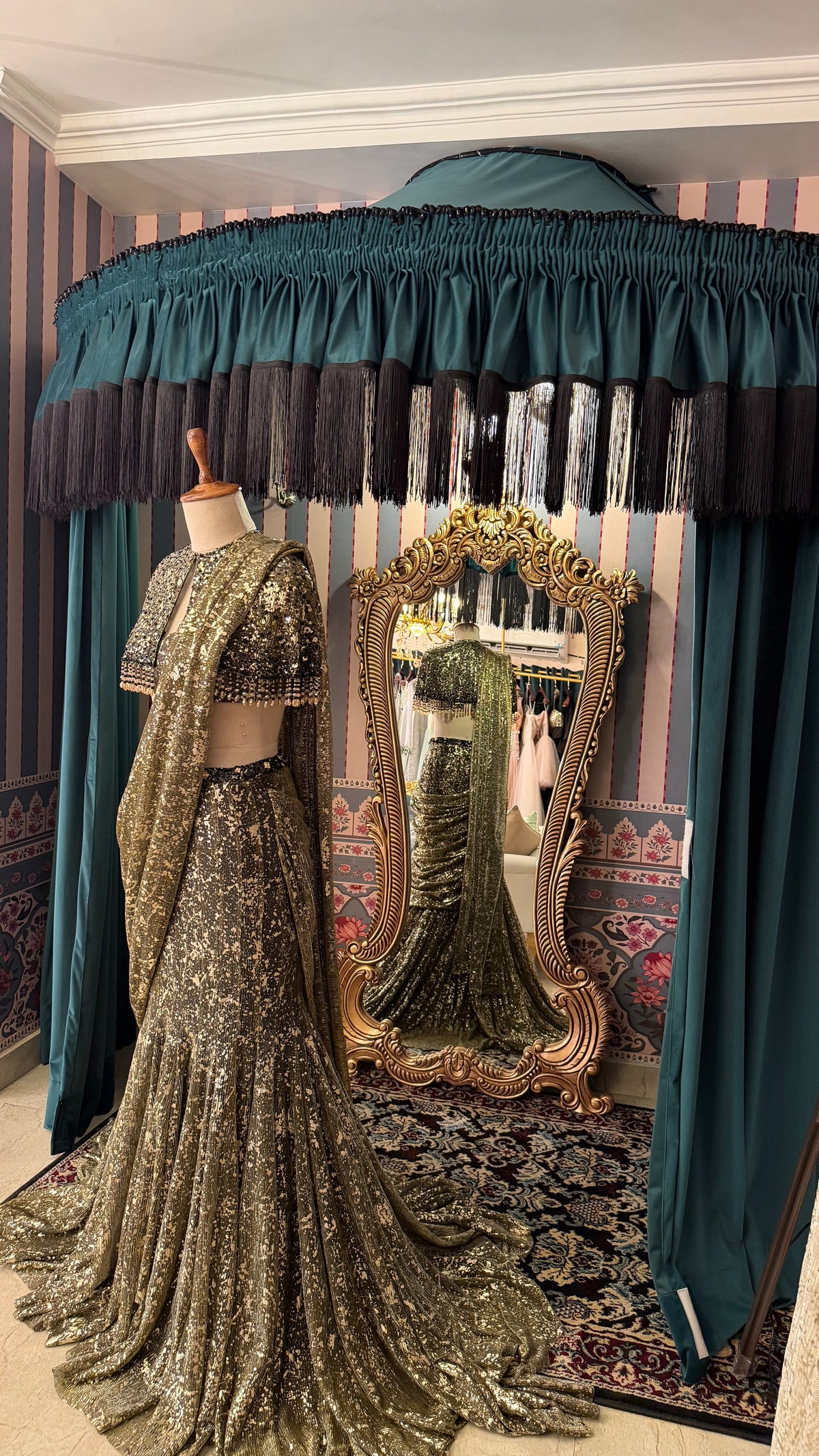 Embroidered Short Cape With Fishtail Saree — image 4